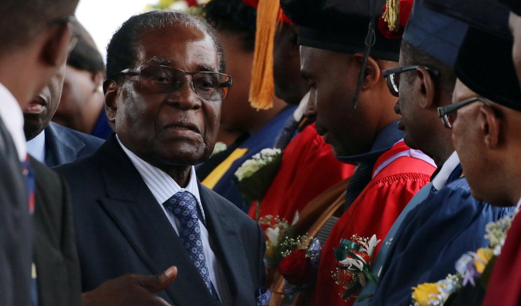 Robert Mugabe durante cerimônia de graduação de universidade em Harare 17/11/2017 REUTERS/Philimon Bulawayo