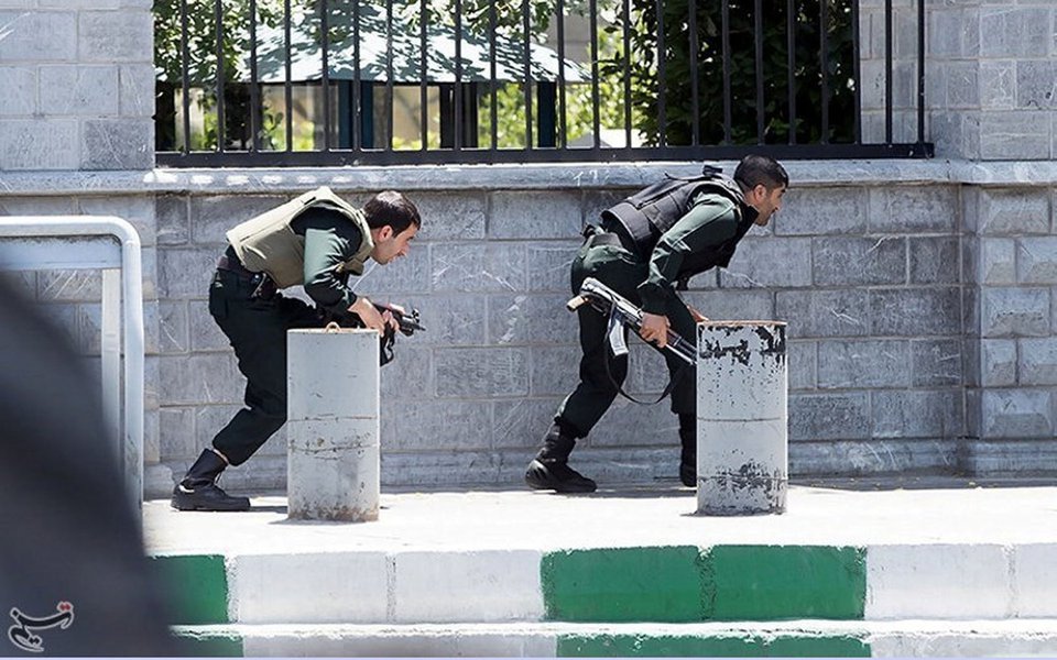 Membros das forças de segurança do Irã durante ataque ao Parlamento no centro de Teerã. 07/06/2017 Tasnim News Agency/Divulgação via REUTERS