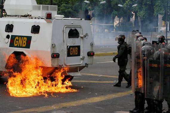 Policiais durante protesto em Caracas 26/4/2017 REUTERS/Carlos Garcia Rawlins