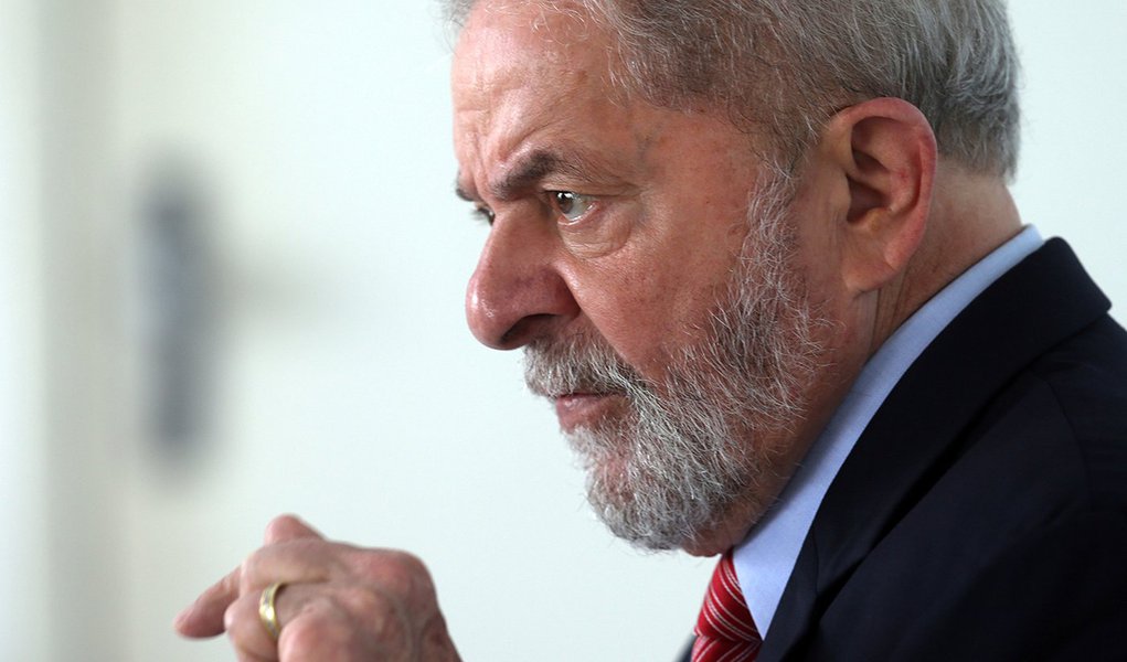 O ex-presidente brasileiro Luiz Inácio Lula da Silva concede entrevista à Reuters na cidade de Penedo, no Alagoas 23/08/2017 REUTERS/Paulo Whitaker