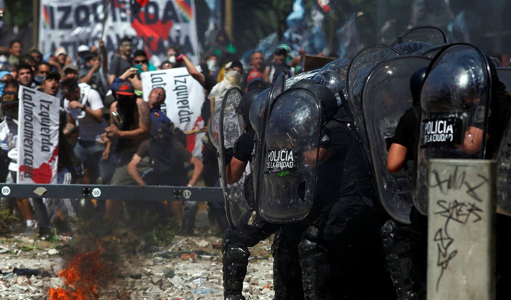 Policiais e manifestantes se chocam em Buenos Aires, enquanto reforma da Previdência é debatida no Congresso argentino 18/12/2017 REUTERS/Martin Aosta