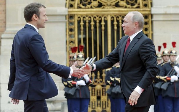 Presidente da França, Emmanuel Macron, recebe presidente da Rússia, Vladimir Putin, em Versalhes. 29/05/2017 REUTERS/Alexander Zemlianichenko
