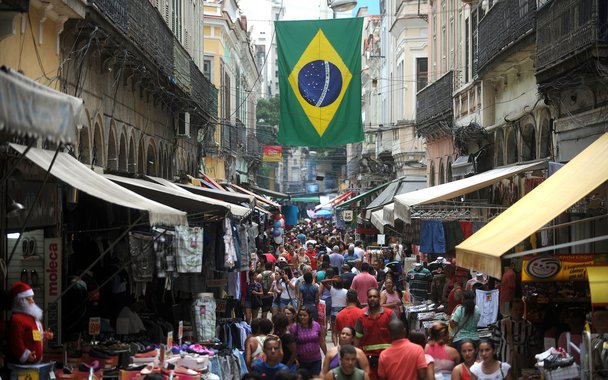 Rio de Janeiro - Milhares de pessoas vão às ruas do Saara (Sociedade de Amigos das Adjacências da Rua da Alfândega) para compras de natal no tradicional centro de comércio popular do Rio de Janeiro.
