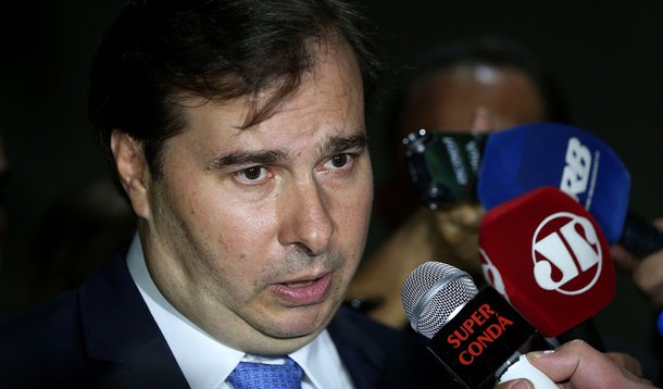 Brasília - O presidente da Câmara dos Deputados, Rodrigo Maia, fala à imprensa (Wilson Dias/Agência Brasil)