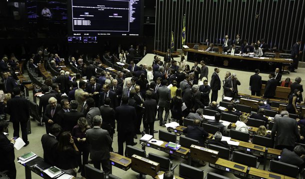 05/12/2017- Brasília - Rodrigo Maia preside sessão do Plenário da Câmara que analisa MP que incentiva petrolíferas Foto: Fabio Rodrigues Pozzebom/Agência Brasil