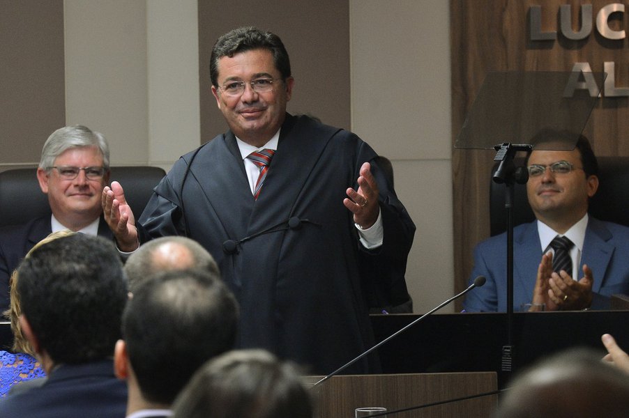 O novo ministro do Tribunal de Contas da União (TCU), Vital do Rêgo Filho, toma posse na sede do TCU em Brasília (Antonio Cruz/Agência Brasil)