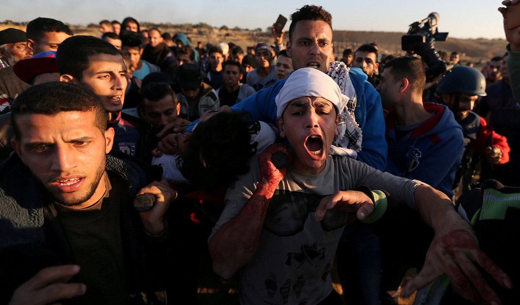 Manifestante palestino ferido é retirado de protesto na Faixa de Gaza 8/12/2017 REUTERS/Ibraheem Abu Mustafa