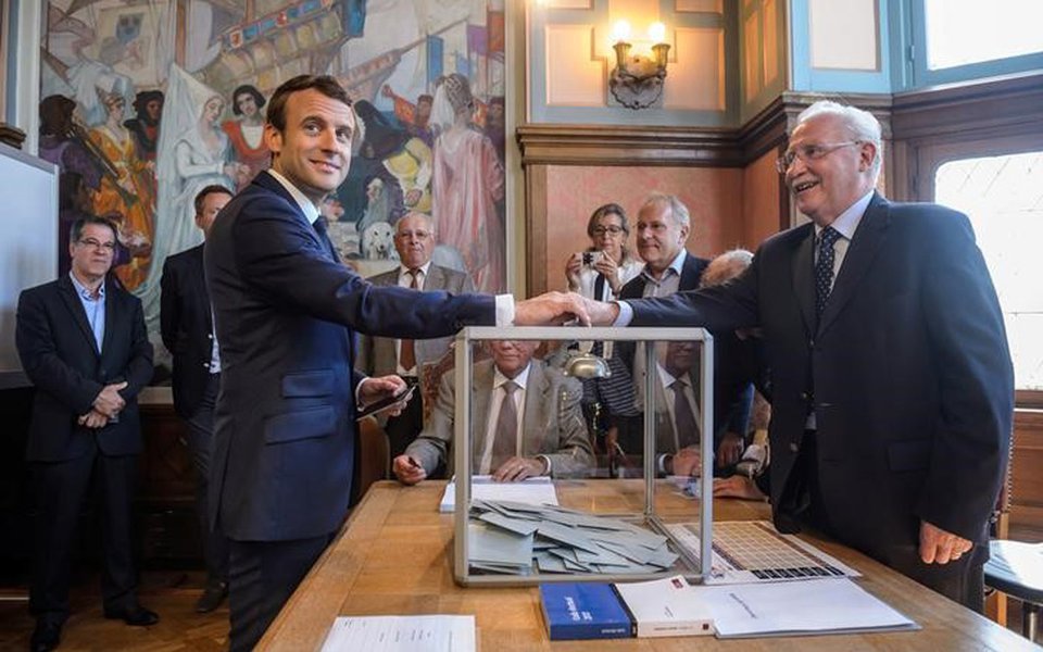 Presidente francês, Emmanuel Macron, vota em primeiro turno de eleições parlamentares em Le Touquet. 11/06/2017 REUTERS/Christophe Petit Tesson/Pool