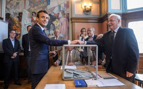 Presidente francês, Emmanuel Macron, vota em primeiro turno de eleições parlamentares em Le Touquet. 11/06/2017 REUTERS/Christophe Petit Tesson/Pool