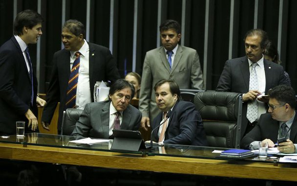 Bras�lia - O presidente do Senado, Eun�cio Oliveira, e o presidente da C�mara, Rodrigo Maia, durante sess�o deliberativa extraordin�ria. (Marcelo Camargo/Ag�ncia Brasil)