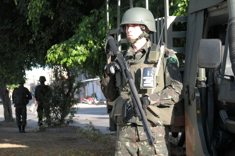 Rio de Janeiro - Soldados do Exército mantêm o controle do acesso à comunidade Vila do João, onde três militares da Força Nacional foram feridos (Vladimir Platonow/Agência Brasil)