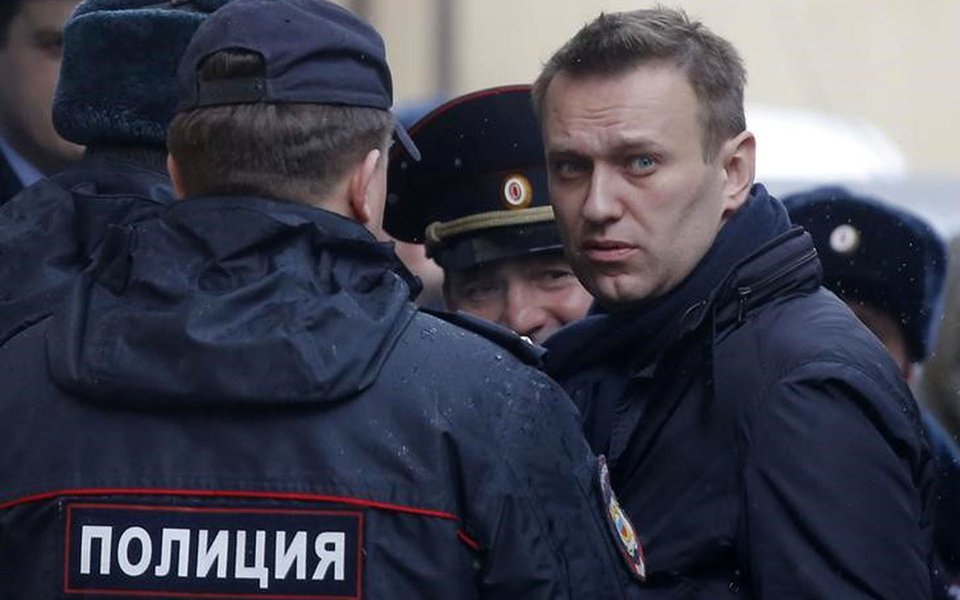 Líder de oposição russo Alexei Navalny é levado pela polícia para audiência em tribunal de Moscou. 27/01/2017 REUTERS/Maxim Shemetov
