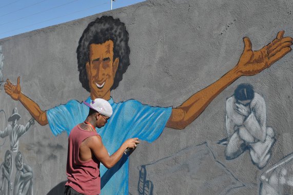 Jovens grafiteiros do DF criam um painel com o tema Juventude Negra e a Paz, em comemoração ao Dia Internacional da Juventude, nos muros do Complexo Sergio Vieira de Mello, na Casa da ONU (José Cruz/Agência Brasil)