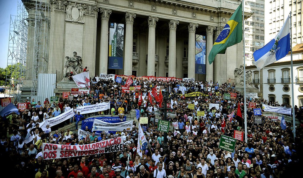 Rio de Janeiro - Servidores estaduais de várias categorias em estado de greve participam de protesto contra a situação financeira e a mudança do calendário de pagamento de salários (Fernando Frazão/Agencia Brasil)