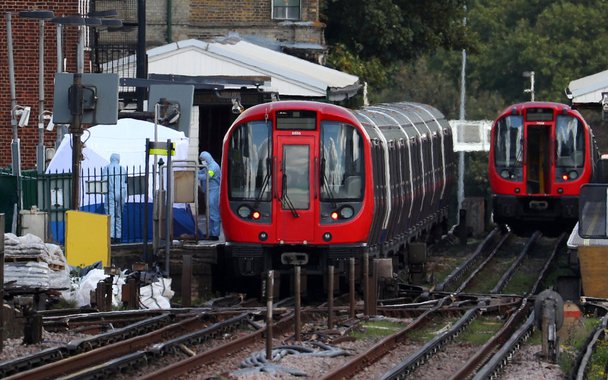 Investigadores trabalhan na estação de metrô Parsons Green, após explosão, em Londres 15/09/2017 REUTERS/Hannah McKay