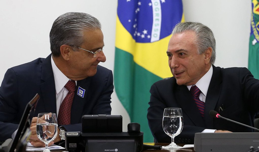 Brasília – O presidente da CNI, Robson Andrade, o presidente Interino, Michel Temer e o presidência do Conselho Nacional do SESI, João Henrique Sousa, durante a reunião com o Conselho Nacional do SESI no Palácio do Planalto. (Antônio Cruz/ Agência Brasil)