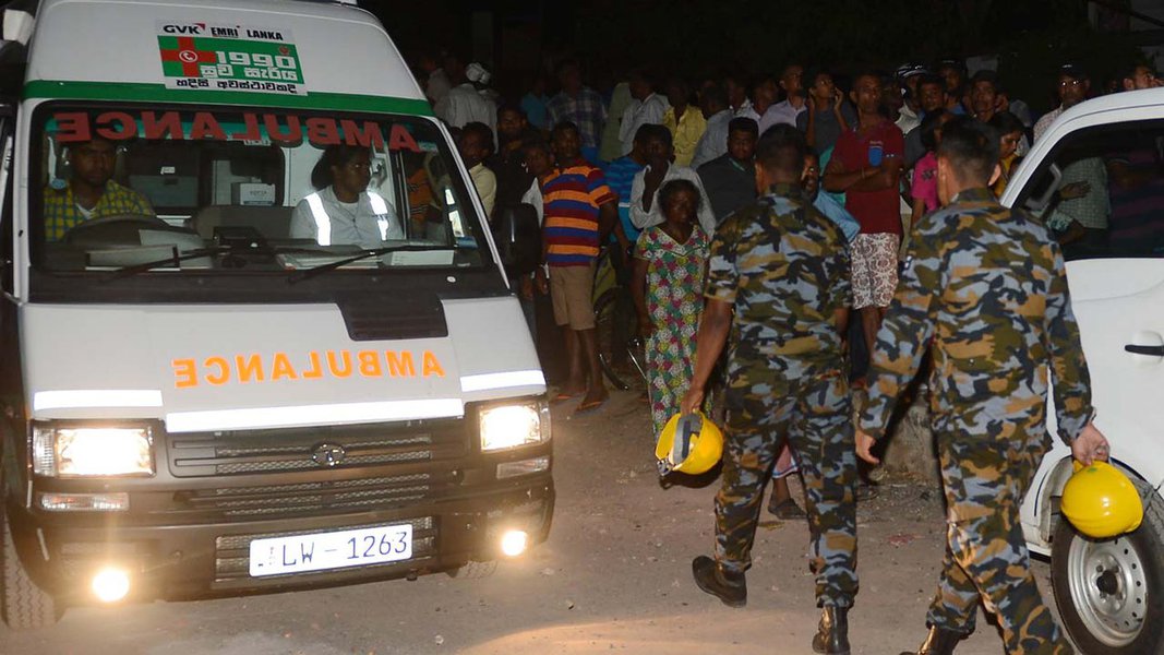 Militares auxiliam no resgate de vítimas após queda de montanha de lixo sobre casas em Colombo, Sri lanka