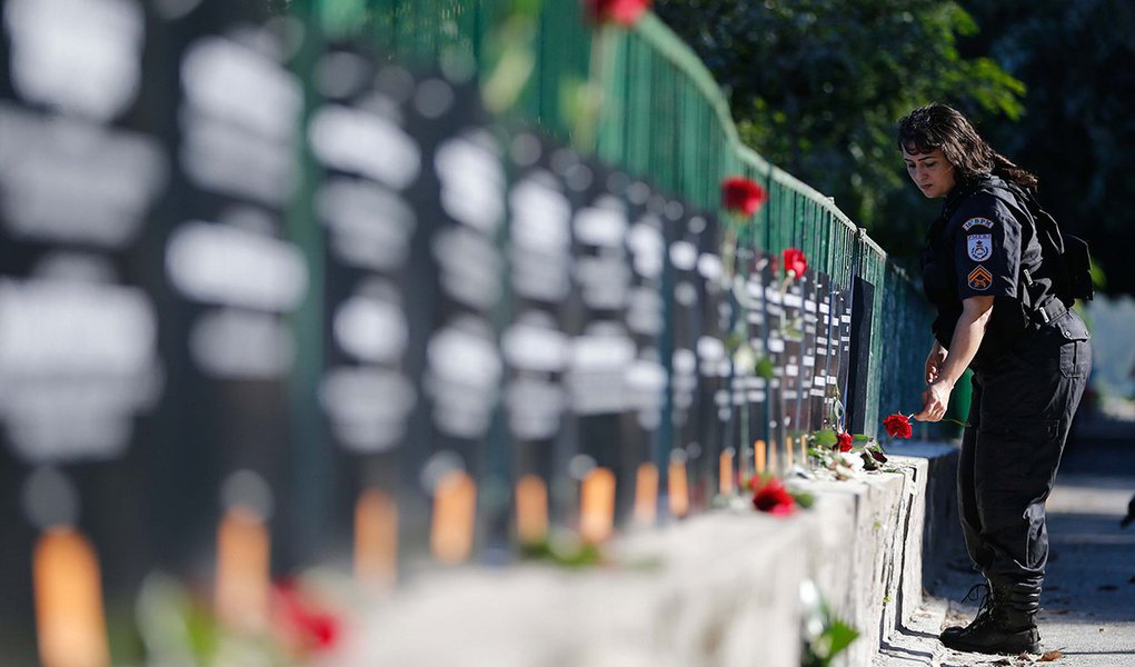 Rio de Janeiro - A ONG Rio de Paz realiza um ato público, na orla da Lagoa Rodrigo de Freitas, em memória dos policiais militares assassinados este ano no Estado do Rio de Janeiro. Foram fixadas no local placas com os nomes dos 91 PMs mortos até agora
