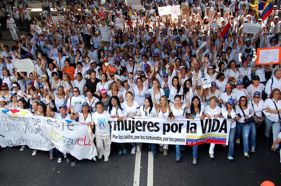 Marcha de mulheres em protesto contra o governo de Nicolás Maduro, na Venezuela