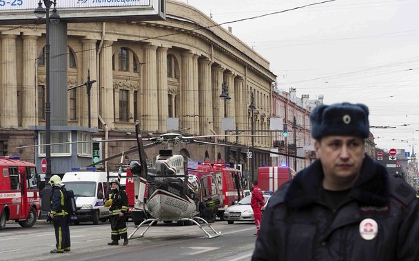 Agentes do serviço de emergência do lado de fora de estação de São Petersburgo, Rússia 03/04/2017 REUTERS/Ruslan Shamukov