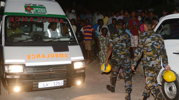 Militares auxiliam no resgate de vítimas após queda de montanha de lixo sobre casas em Colombo, Sri lanka