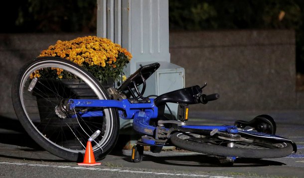 Bicicleta é vista em ciclovia, após ataque com caminhonete em Manhattan, Nova York 01/11/2017 REUTERS/Andrew Kelly