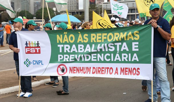 Brasília - Ato de protesto contra as reformas trabalhista e da Previdência Social promovido pelas centrais sindicais, na Esplanada dos Ministérios (José Cruz/Agência Brasil)