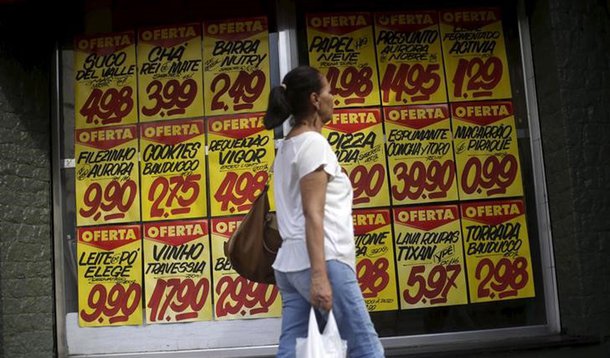 Consumidora passa por cartazes com preços de produtos em mercado no Rio de Janeiro 09/12/2017 REUTERS/Ricardo Moraes