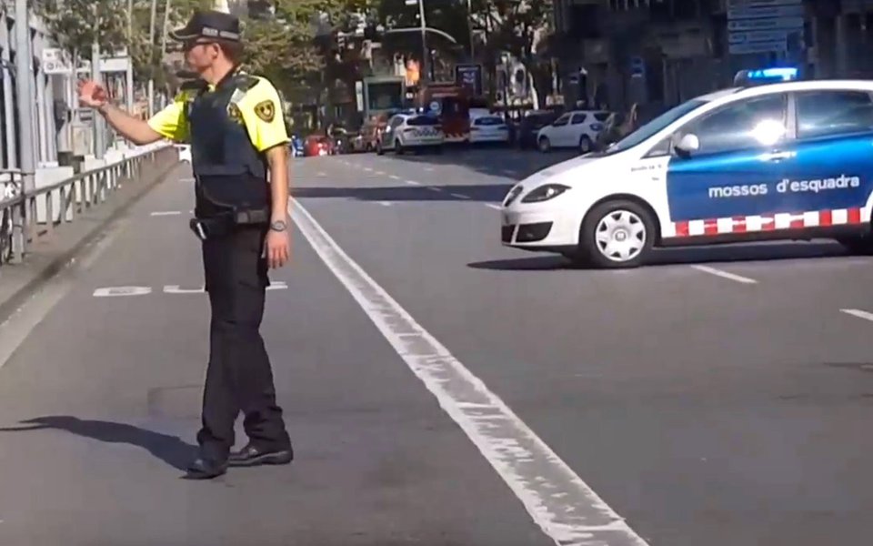 Policial em avenida de Barcelona, na Espanha