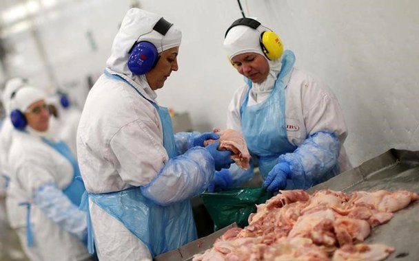 Funcionários durante visita técnica à unidade da JBS em Lapa, no Paraná 21/3/2017 REUTERS/Ueslei Marcelino