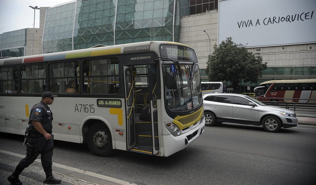 Blitz policial militar revista ônibus com destino às praias, no esquema de segurança antecipado da Operação Verão, contra arrastões ocorridos no fim de semana passado (Fernando Frazão/Agência Brasil)