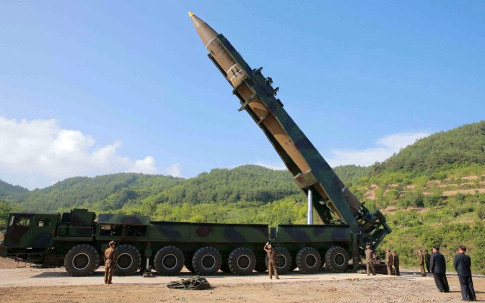 Míssil balístico internacional Hwasong-14, em Pyongyang, em foto divulgada pela mídia estatal norte-coreana. 04/07/2017 KCNA/via REUTERS