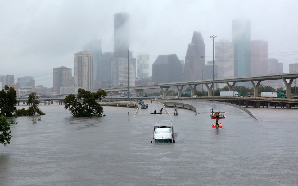 Vias expressas de Houston submersas devido à tempestade Harvey 27/08/2017 REUTERS/Richard Carson