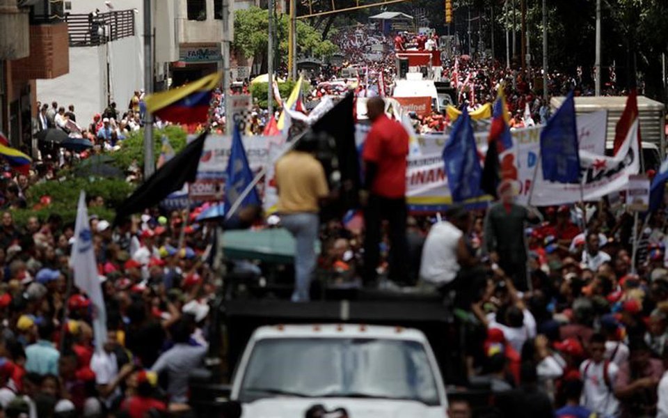 Manifestantes pró-governo fazem passeata em Caracas 7/8/2017 REUTERS/Ueslei Marcelino