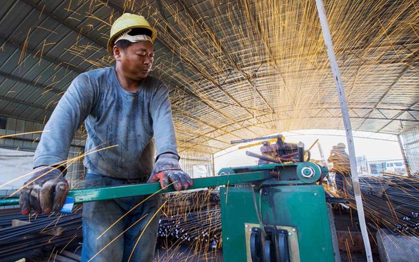 Un operaio cinese a lavoro. REUTERS/China Daily