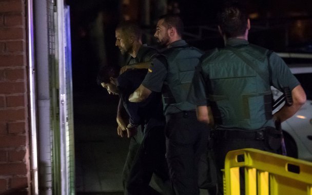 Forças de segurança acompanham um dos quatro detidos por relação com ataque de Barcelona, em Madri 21/08/2017 REUTERS/Juan Medina