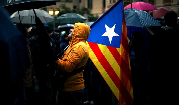 Manifestante segura bandeira separatista da Catalunha durante protesto em Barcelona, Espanha 19/10/2017 REUTERS/Ivan Alvarado