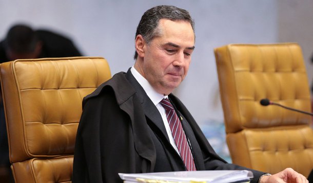 Brasília - Ministro Roberto Barroso em sessão plenária do STF para definir a fixação da tese de repercussão geral nas ações que tratam da desaposentação (José Cruz/Agência Brasil)