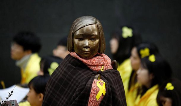 Estátua representa mulheres sul-coreanas forçadas a trabalhar em bordéis militares japoneses em períodos de guerra durante prontesto contra o Japão, em Seul 01/03/2017 REUTERS/Kim Hong-Ji