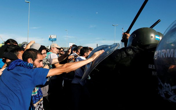 Manifestantes enfrentam policiais durante greve de 24 horas em Buenos Aires, Argentina. 06/04/2017 REUTERS/Martin Acosta