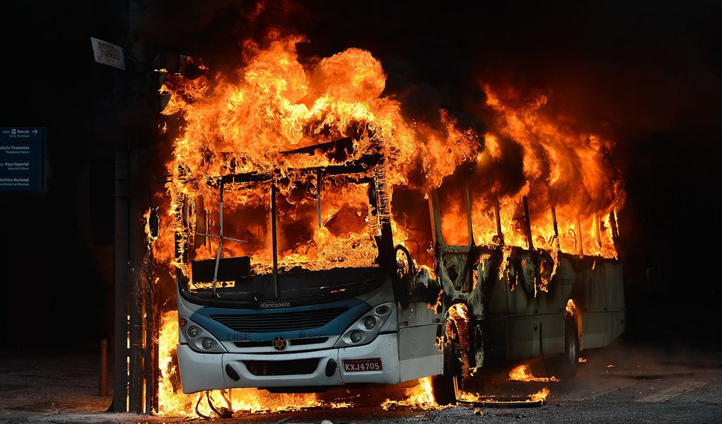 Rio de Janeiro - Ônibus depredado e incêndiado na Avenida Rio Branco em protesto contra medidas de austeridade do governo estadual. ( Fernando Frazão/Agência Brasil)