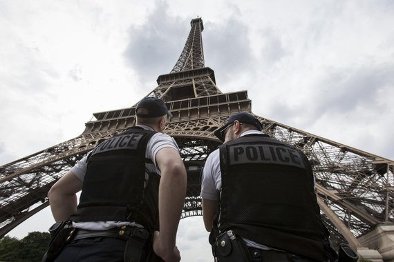 Policiais patrulham a Torre Eiffel, em Paris, após tentativa de ataque terrorista com faca