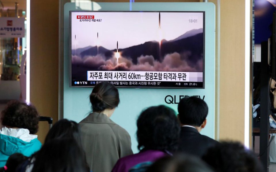 Pessoas assistem a uma reportagem de TV sobre o lançamento de um míssil pela Coreia do Norte, em uma estação ferroviária em Seul, na Coreia do Sul. 29/04/2017 REUTERS/Kim Hong-Ji
