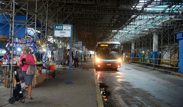 28/04/2017- Rio de Janeiro- RJ, Brasil- Movimentação de ônibus no terninal rodoviário Américo Fontenelle, na Central do Brasil, que funciona parcialmente Foto:Tânia Rêgo/Agência Brasil