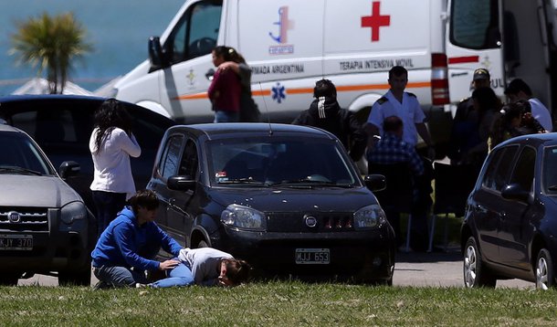 Familiares e amigos de tripulantes do submarino argentino ARA San Juan reunidos em Mar del Plata 23/11/2017 REUTERS/Marcos Brindicci