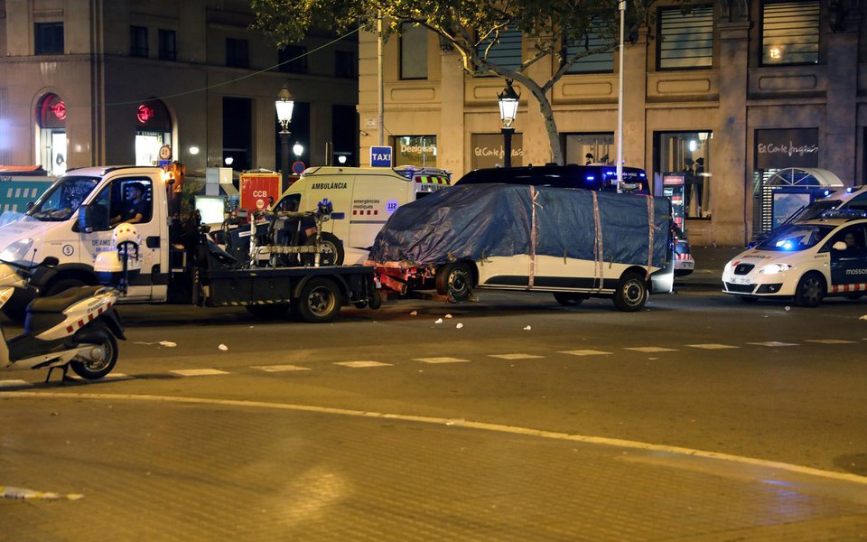 Suposta van é retirada de local de ataque em Barcelona 17/8/2017 REUTERS/Sergio Perez
