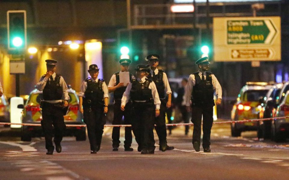 Policiais em local onde veículo atropelou pedestres perto de mesquita em Londres. 19/06/2017 REUTERS/Neil Hall