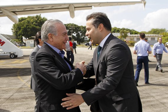 Maceió - Presidente Michel Temer recebe os cumprimentos do Governador de Alagoas, Renan Filho durante sua chegada a Maceió - AL ( Beto Barata/PR)