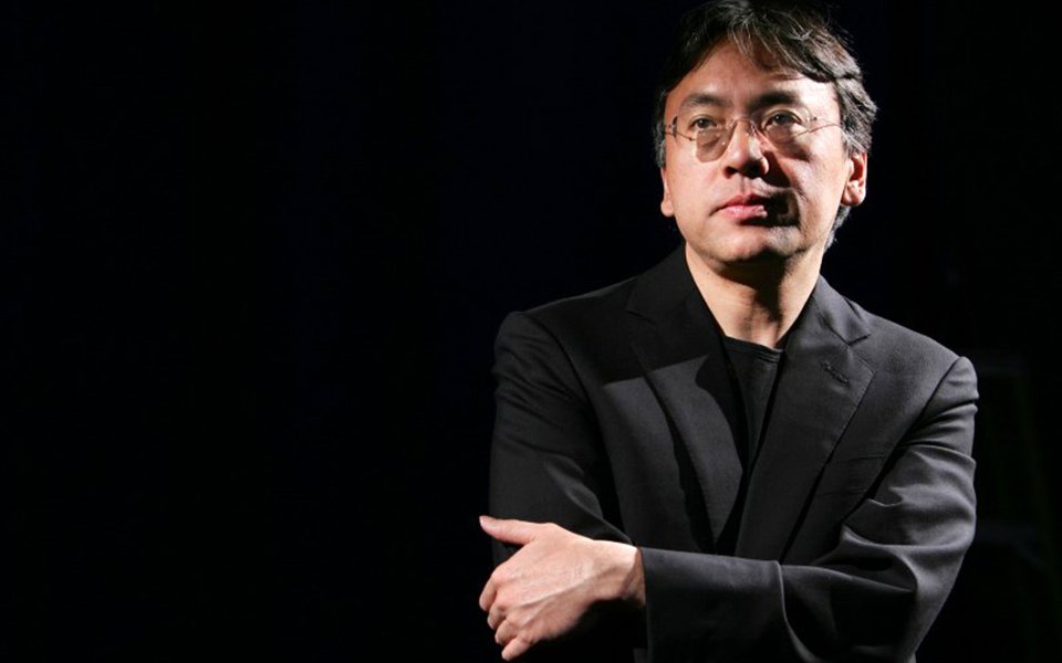 Autor nipo-britânico Kazuo Ishiguro posa para foto durante entrevista com a Reuters, em Nova York 20/04/2005