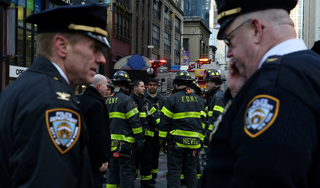 Policiais de Nova York fazem segurança perto de terminal de transportes 11/12/2017 REUTERS/Amr Alfiky